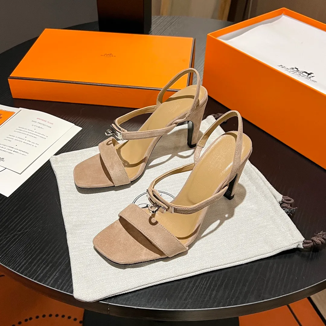 👟👟Ex-factory price 600👟👟 💋💋Continue the classics Hermes Classic H high-heeled sandals series————————Fashionable classic and versatile super comfortable It took half a year to disassemble the original version and develop it with craftsmanship and perfection in every detail Simple and smooth design to create a fashionable, classic and soft look 🥰🥰 Material: Original custom-made sheep suede, sheepskin lining for feet, Italian genuine leather outsole ▪️Heel height: 9cm ▪️SIZE: 34-42 (34.41 42 customized, non-returnable and non-exchangeable)